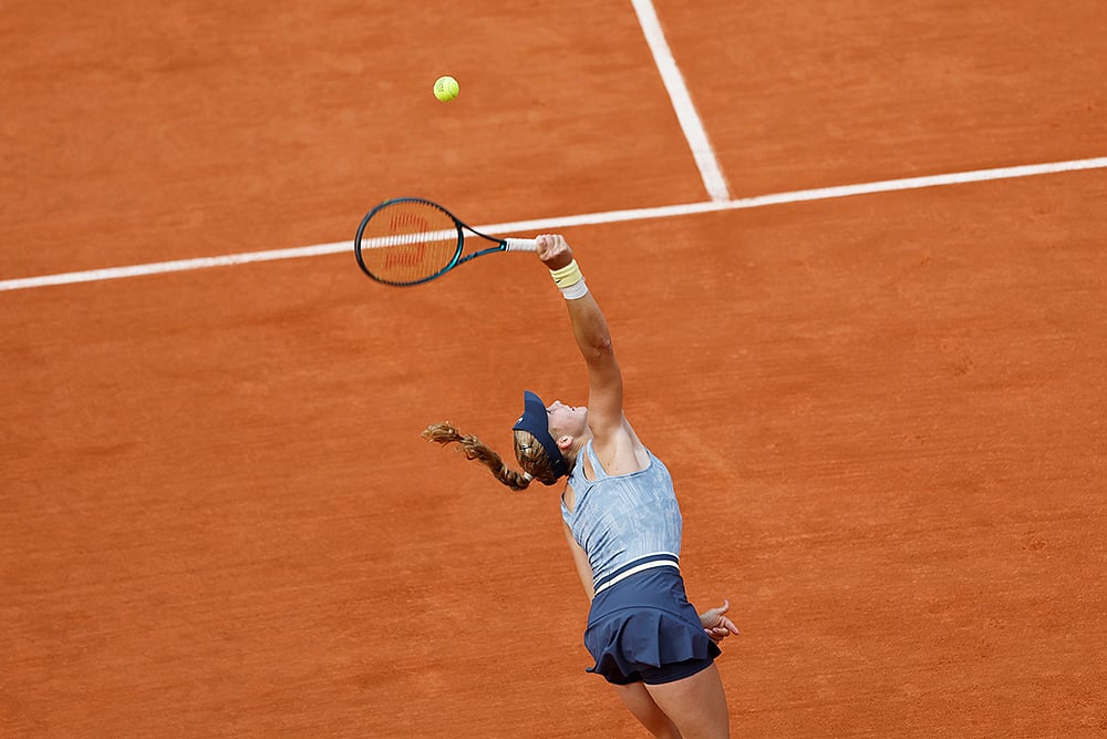 | Photo: AP/Aurelien Morissard : Mirra Andreeva serves against Jasmine Paolini